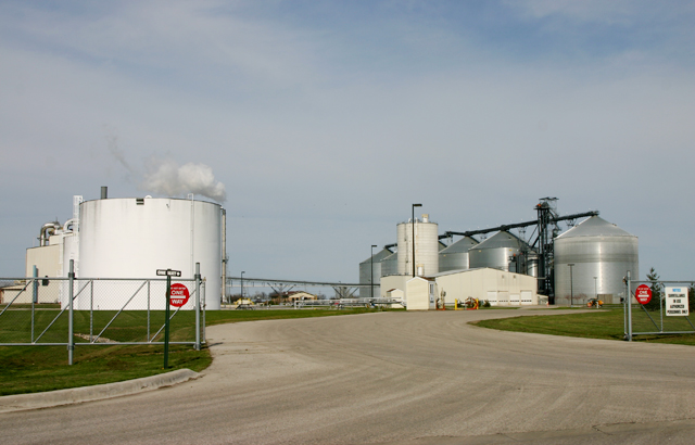 A U.S. Environmental Protection Agency proposal would cut the corn-based ethanol mandate from 14.4 billion gallons to 13 billion gallons in 2014. The proposal also includes cuts to cellulosic ethanol, advanced biofuels and biodiesel. (DTN file photo by Elaine Shein)